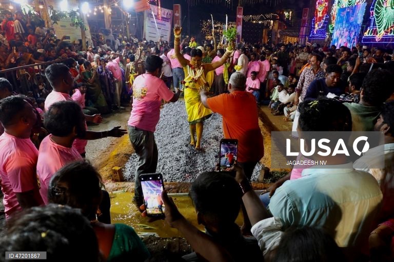 Devotos participam num ritual de caminhada sobre brasas em homenagem a Adi-Para Shakti, em Bangalore.
