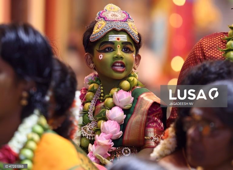 Devotos participam num ritual de caminhada sobre brasas em homenagem a Adi-Para Shakti, em Bangalore.