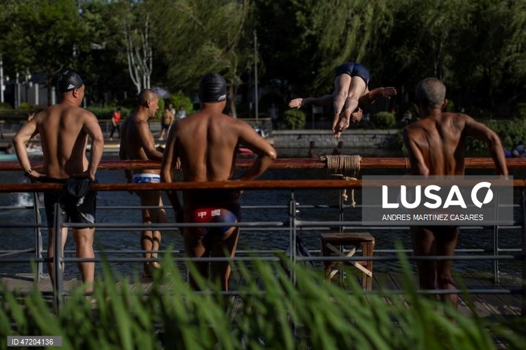 Pessoas utilizam barcos insufláveis e pranchas de remo no rio Liangma, em Pequim, China, a 30 de maio de 2026.  