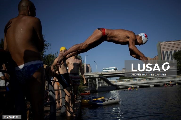 Pessoas utilizam barcos insufláveis e pranchas de remo no rio Liangma, em Pequim, China, a 30 de maio de 2026.  