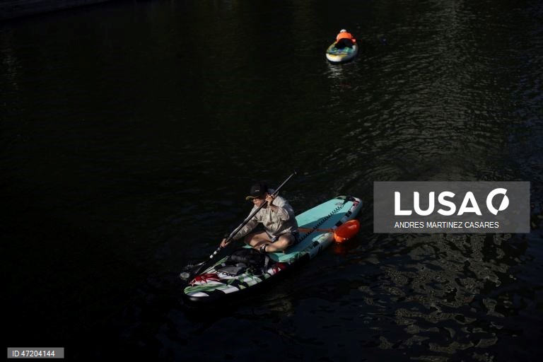 Pessoas utilizam barcos insufláveis e pranchas de remo no rio Liangma, em Pequim, China, a 30 de maio de 2026.  