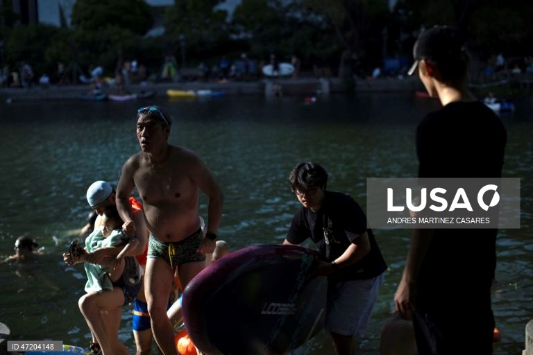 Pessoas utilizam barcos insufláveis e pranchas de remo no rio Liangma, em Pequim, China, a 30 de maio de 2026.  