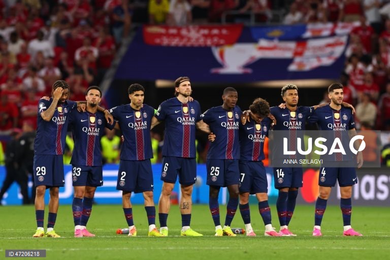 O Paris Saint-Germain conquistou a Liga dos Campeões de futebol pela segunda vez consecutiva, ao vencer na final o Arsenal, por 4-3 nos penáltis, após o empate 1-1 no tempo regulamentar e no prolongamento, em Budapeste.O alemão Kai Havertz, aos seis minutos, deu vantagem aos londrinos, Ousmane Dembélé empatou para os parisienses, aos 65, na conversão de uma grande penalidade, com a igualdade a perdurar nos 90 minutos e no prolongamento.Nas grandes penalidades, Eze e Gabriel não conseguiram...