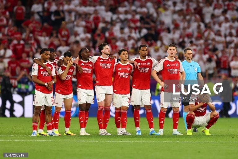 O Paris Saint-Germain conquistou a Liga dos Campeões de futebol pela segunda vez consecutiva, ao vencer na final o Arsenal, por 4-3 nos penáltis, após o empate 1-1 no tempo regulamentar e no prolongamento, em Budapeste.O alemão Kai Havertz, aos seis minutos, deu vantagem aos londrinos, Ousmane Dembélé empatou para os parisienses, aos 65, na conversão de uma grande penalidade, com a igualdade a perdurar nos 90 minutos e no prolongamento.Nas grandes penalidades, Eze e Gabriel não conseguiram...