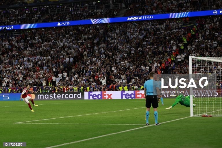O Paris Saint-Germain conquistou a Liga dos Campeões de futebol pela segunda vez consecutiva, ao vencer na final o Arsenal, por 4-3 nos penáltis, após o empate 1-1 no tempo regulamentar e no prolongamento, em Budapeste.O alemão Kai Havertz, aos seis minutos, deu vantagem aos londrinos, Ousmane Dembélé empatou para os parisienses, aos 65, na conversão de uma grande penalidade, com a igualdade a perdurar nos 90 minutos e no prolongamento.Nas grandes penalidades, Eze e Gabriel não conseguiram...