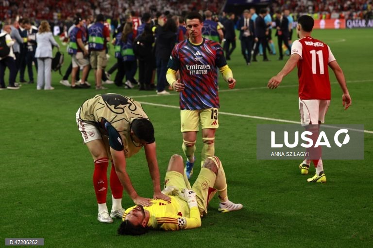 O Paris Saint-Germain conquistou a Liga dos Campeões de futebol pela segunda vez consecutiva, ao vencer na final o Arsenal, por 4-3 nos penáltis, após o empate 1-1 no tempo regulamentar e no prolongamento, em Budapeste.O alemão Kai Havertz, aos seis minutos, deu vantagem aos londrinos, Ousmane Dembélé empatou para os parisienses, aos 65, na conversão de uma grande penalidade, com a igualdade a perdurar nos 90 minutos e no prolongamento.Nas grandes penalidades, Eze e Gabriel não conseguiram...