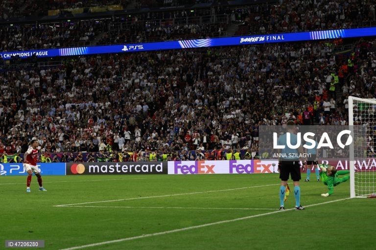 O Paris Saint-Germain conquistou a Liga dos Campeões de futebol pela segunda vez consecutiva, ao vencer na final o Arsenal, por 4-3 nos penáltis, após o empate 1-1 no tempo regulamentar e no prolongamento, em Budapeste.O alemão Kai Havertz, aos seis minutos, deu vantagem aos londrinos, Ousmane Dembélé empatou para os parisienses, aos 65, na conversão de uma grande penalidade, com a igualdade a perdurar nos 90 minutos e no prolongamento.Nas grandes penalidades, Eze e Gabriel não conseguiram...