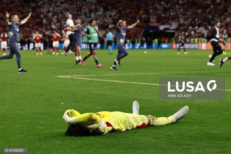 O Paris Saint-Germain conquistou a Liga dos Campeões de futebol pela segunda vez consecutiva, ao vencer na final o Arsenal, por 4-3 nos penáltis, após o empate 1-1 no tempo regulamentar e no prolongamento, em Budapeste.O alemão Kai Havertz, aos seis minutos, deu vantagem aos londrinos, Ousmane Dembélé empatou para os parisienses, aos 65, na conversão de uma grande penalidade, com a igualdade a perdurar nos 90 minutos e no prolongamento.Nas grandes penalidades, Eze e Gabriel não conseguiram...