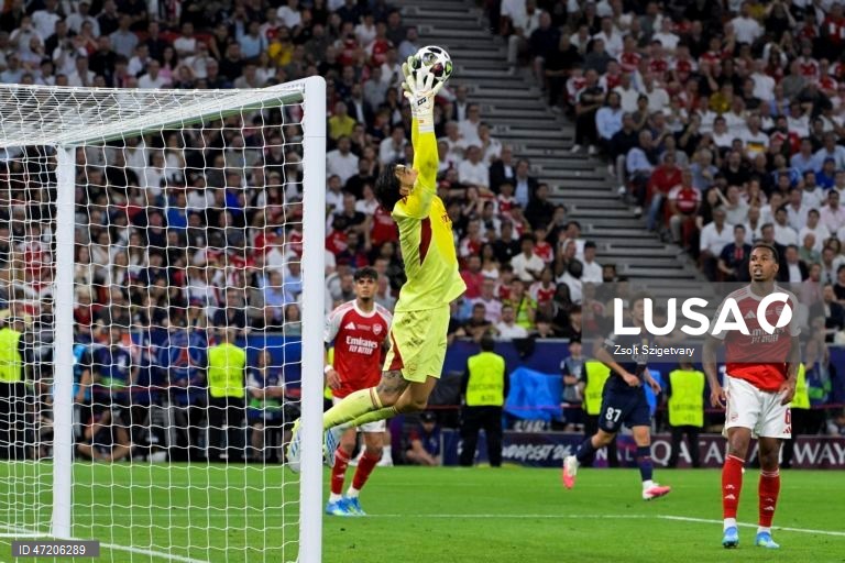 O Paris Saint-Germain conquistou a Liga dos Campeões de futebol pela segunda vez consecutiva, ao vencer na final o Arsenal, por 4-3 nos penáltis, após o empate 1-1 no tempo regulamentar e no prolongamento, em Budapeste.O alemão Kai Havertz, aos seis minutos, deu vantagem aos londrinos, Ousmane Dembélé empatou para os parisienses, aos 65, na conversão de uma grande penalidade, com a igualdade a perdurar nos 90 minutos e no prolongamento.Nas grandes penalidades, Eze e Gabriel não conseguiram...
