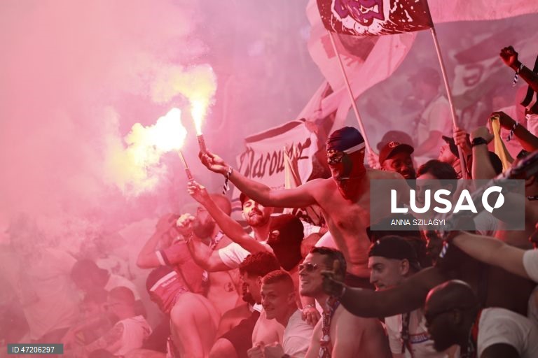 O Paris Saint-Germain conquistou a Liga dos Campeões de futebol pela segunda vez consecutiva, ao vencer na final o Arsenal, por 4-3 nos penáltis, após o empate 1-1 no tempo regulamentar e no prolongamento, em Budapeste.O alemão Kai Havertz, aos seis minutos, deu vantagem aos londrinos, Ousmane Dembélé empatou para os parisienses, aos 65, na conversão de uma grande penalidade, com a igualdade a perdurar nos 90 minutos e no prolongamento.Nas grandes penalidades, Eze e Gabriel não conseguiram...