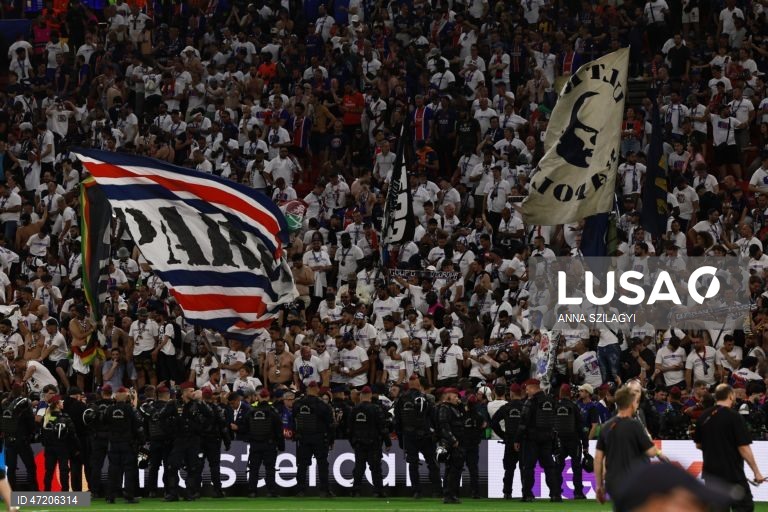 O Paris Saint-Germain conquistou a Liga dos Campeões de futebol pela segunda vez consecutiva, ao vencer na final o Arsenal, por 4-3 nos penáltis, após o empate 1-1 no tempo regulamentar e no prolongamento, em Budapeste.O alemão Kai Havertz, aos seis minutos, deu vantagem aos londrinos, Ousmane Dembélé empatou para os parisienses, aos 65, na conversão de uma grande penalidade, com a igualdade a perdurar nos 90 minutos e no prolongamento.Nas grandes penalidades, Eze e Gabriel não conseguiram...