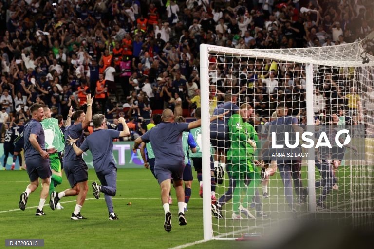 O Paris Saint-Germain conquistou a Liga dos Campeões de futebol pela segunda vez consecutiva, ao vencer na final o Arsenal, por 4-3 nos penáltis, após o empate 1-1 no tempo regulamentar e no prolongamento, em Budapeste.O alemão Kai Havertz, aos seis minutos, deu vantagem aos londrinos, Ousmane Dembélé empatou para os parisienses, aos 65, na conversão de uma grande penalidade, com a igualdade a perdurar nos 90 minutos e no prolongamento.Nas grandes penalidades, Eze e Gabriel não conseguiram...