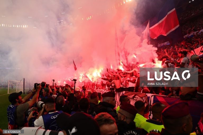 O Paris Saint-Germain conquistou a Liga dos Campeões de futebol pela segunda vez consecutiva, ao vencer na final o Arsenal, por 4-3 nos penáltis, após o empate 1-1 no tempo regulamentar e no prolongamento, em Budapeste.O alemão Kai Havertz, aos seis minutos, deu vantagem aos londrinos, Ousmane Dembélé empatou para os parisienses, aos 65, na conversão de uma grande penalidade, com a igualdade a perdurar nos 90 minutos e no prolongamento.Nas grandes penalidades, Eze e Gabriel não conseguiram...