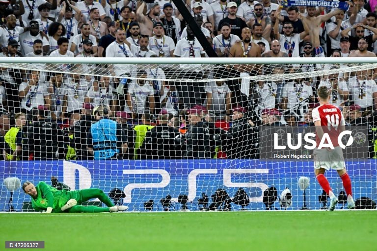 O Paris Saint-Germain conquistou a Liga dos Campeões de futebol pela segunda vez consecutiva, ao vencer na final o Arsenal, por 4-3 nos penáltis, após o empate 1-1 no tempo regulamentar e no prolongamento, em Budapeste.O alemão Kai Havertz, aos seis minutos, deu vantagem aos londrinos, Ousmane Dembélé empatou para os parisienses, aos 65, na conversão de uma grande penalidade, com a igualdade a perdurar nos 90 minutos e no prolongamento.Nas grandes penalidades, Eze e Gabriel não conseguiram...