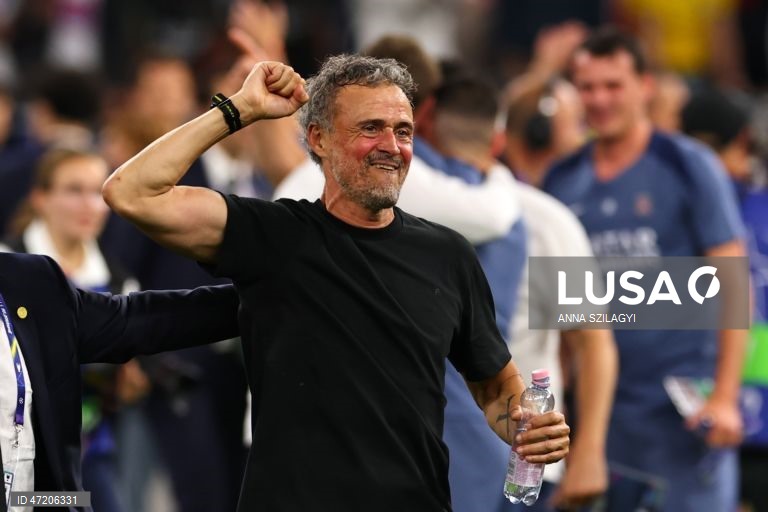 O Paris Saint-Germain conquistou a Liga dos Campeões de futebol pela segunda vez consecutiva, ao vencer na final o Arsenal, por 4-3 nos penáltis, após o empate 1-1 no tempo regulamentar e no prolongamento, em Budapeste.O alemão Kai Havertz, aos seis minutos, deu vantagem aos londrinos, Ousmane Dembélé empatou para os parisienses, aos 65, na conversão de uma grande penalidade, com a igualdade a perdurar nos 90 minutos e no prolongamento.Nas grandes penalidades, Eze e Gabriel não conseguiram...