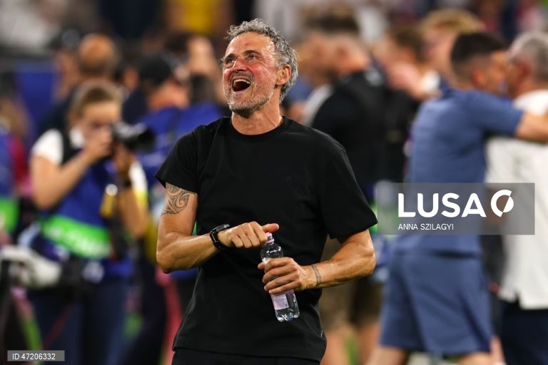 O Paris Saint-Germain conquistou a Liga dos Campeões de futebol pela segunda vez consecutiva, ao vencer na final o Arsenal, por 4-3 nos penáltis, após o empate 1-1 no tempo regulamentar e no prolongamento, em Budapeste.O alemão Kai Havertz, aos seis minutos, deu vantagem aos londrinos, Ousmane Dembélé empatou para os parisienses, aos 65, na conversão de uma grande penalidade, com a igualdade a perdurar nos 90 minutos e no prolongamento.Nas grandes penalidades, Eze e Gabriel não conseguiram...