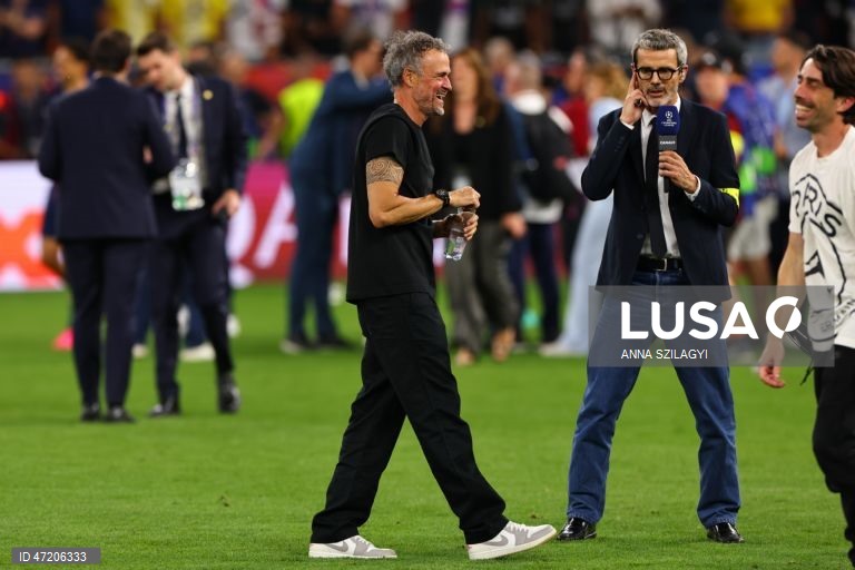 O Paris Saint-Germain conquistou a Liga dos Campeões de futebol pela segunda vez consecutiva, ao vencer na final o Arsenal, por 4-3 nos penáltis, após o empate 1-1 no tempo regulamentar e no prolongamento, em Budapeste.O alemão Kai Havertz, aos seis minutos, deu vantagem aos londrinos, Ousmane Dembélé empatou para os parisienses, aos 65, na conversão de uma grande penalidade, com a igualdade a perdurar nos 90 minutos e no prolongamento.Nas grandes penalidades, Eze e Gabriel não conseguiram...