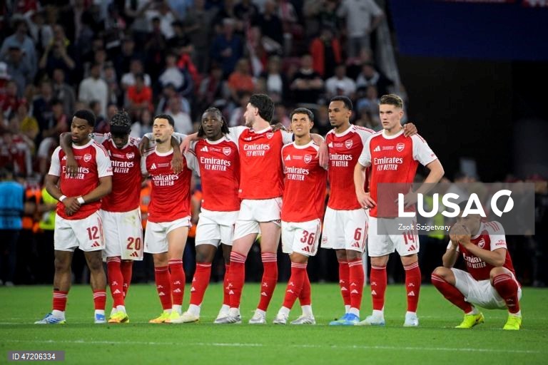 O Paris Saint-Germain conquistou a Liga dos Campeões de futebol pela segunda vez consecutiva, ao vencer na final o Arsenal, por 4-3 nos penáltis, após o empate 1-1 no tempo regulamentar e no prolongamento, em Budapeste.O alemão Kai Havertz, aos seis minutos, deu vantagem aos londrinos, Ousmane Dembélé empatou para os parisienses, aos 65, na conversão de uma grande penalidade, com a igualdade a perdurar nos 90 minutos e no prolongamento.Nas grandes penalidades, Eze e Gabriel não conseguiram...