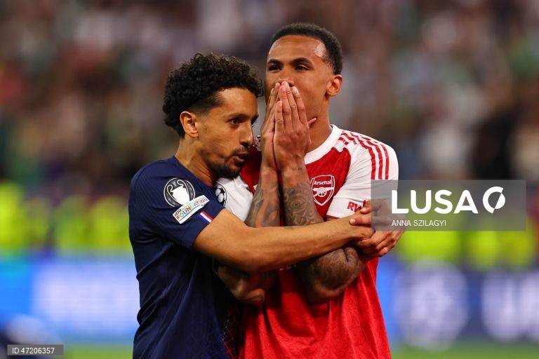 O Paris Saint-Germain conquistou a Liga dos Campeões de futebol pela segunda vez consecutiva, ao vencer na final o Arsenal, por 4-3 nos penáltis, após o empate 1-1 no tempo regulamentar e no prolongamento, em Budapeste.O alemão Kai Havertz, aos seis minutos, deu vantagem aos londrinos, Ousmane Dembélé empatou para os parisienses, aos 65, na conversão de uma grande penalidade, com a igualdade a perdurar nos 90 minutos e no prolongamento.Nas grandes penalidades, Eze e Gabriel não conseguiram...