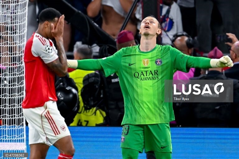 O Paris Saint-Germain conquistou a Liga dos Campeões de futebol pela segunda vez consecutiva, ao vencer na final o Arsenal, por 4-3 nos penáltis, após o empate 1-1 no tempo regulamentar e no prolongamento, em Budapeste.O alemão Kai Havertz, aos seis minutos, deu vantagem aos londrinos, Ousmane Dembélé empatou para os parisienses, aos 65, na conversão de uma grande penalidade, com a igualdade a perdurar nos 90 minutos e no prolongamento.Nas grandes penalidades, Eze e Gabriel não conseguiram...