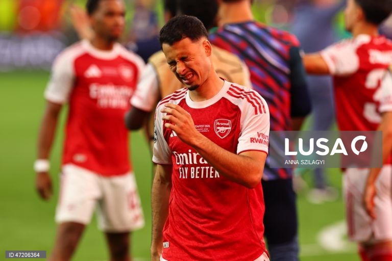 O Paris Saint-Germain conquistou a Liga dos Campeões de futebol pela segunda vez consecutiva, ao vencer na final o Arsenal, por 4-3 nos penáltis, após o empate 1-1 no tempo regulamentar e no prolongamento, em Budapeste.O alemão Kai Havertz, aos seis minutos, deu vantagem aos londrinos, Ousmane Dembélé empatou para os parisienses, aos 65, na conversão de uma grande penalidade, com a igualdade a perdurar nos 90 minutos e no prolongamento.Nas grandes penalidades, Eze e Gabriel não conseguiram...