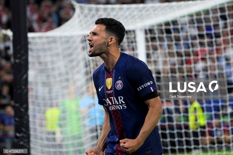 O Paris Saint-Germain conquistou a Liga dos Campeões de futebol pela segunda vez consecutiva, ao vencer na final o Arsenal, por 4-3 nos penáltis, após o empate 1-1 no tempo regulamentar e no prolongamento, em Budapeste.O alemão Kai Havertz, aos seis minutos, deu vantagem aos londrinos, Ousmane Dembélé empatou para os parisienses, aos 65, na conversão de uma grande penalidade, com a igualdade a perdurar nos 90 minutos e no prolongamento.Nas grandes penalidades, Eze e Gabriel não conseguiram...