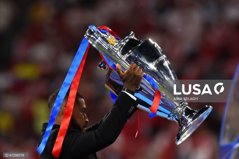 O Paris Saint-Germain conquistou a Liga dos Campeões de futebol pela segunda vez consecutiva, ao vencer na final o Arsenal, por 4-3 nos penáltis, após o empate 1-1 no tempo regulamentar e no prolongamento, em Budapeste.O alemão Kai Havertz, aos seis minutos, deu vantagem aos londrinos, Ousmane Dembélé empatou para os parisienses, aos 65, na conversão de uma grande penalidade, com a igualdade a perdurar nos 90 minutos e no prolongamento.Nas grandes penalidades, Eze e Gabriel não conseguiram...