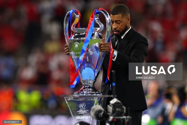 O Paris Saint-Germain conquistou a Liga dos Campeões de futebol pela segunda vez consecutiva, ao vencer na final o Arsenal, por 4-3 nos penáltis, após o empate 1-1 no tempo regulamentar e no prolongamento, em Budapeste.O alemão Kai Havertz, aos seis minutos, deu vantagem aos londrinos, Ousmane Dembélé empatou para os parisienses, aos 65, na conversão de uma grande penalidade, com a igualdade a perdurar nos 90 minutos e no prolongamento.Nas grandes penalidades, Eze e Gabriel não conseguiram...