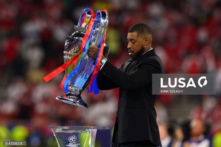 O Paris Saint-Germain conquistou a Liga dos Campeões de futebol pela segunda vez consecutiva, ao vencer na final o Arsenal, por 4-3 nos penáltis, após o empate 1-1 no tempo regulamentar e no prolongamento, em Budapeste.O alemão Kai Havertz, aos seis minutos, deu vantagem aos londrinos, Ousmane Dembélé empatou para os parisienses, aos 65, na conversão de uma grande penalidade, com a igualdade a perdurar nos 90 minutos e no prolongamento.Nas grandes penalidades, Eze e Gabriel não conseguiram...