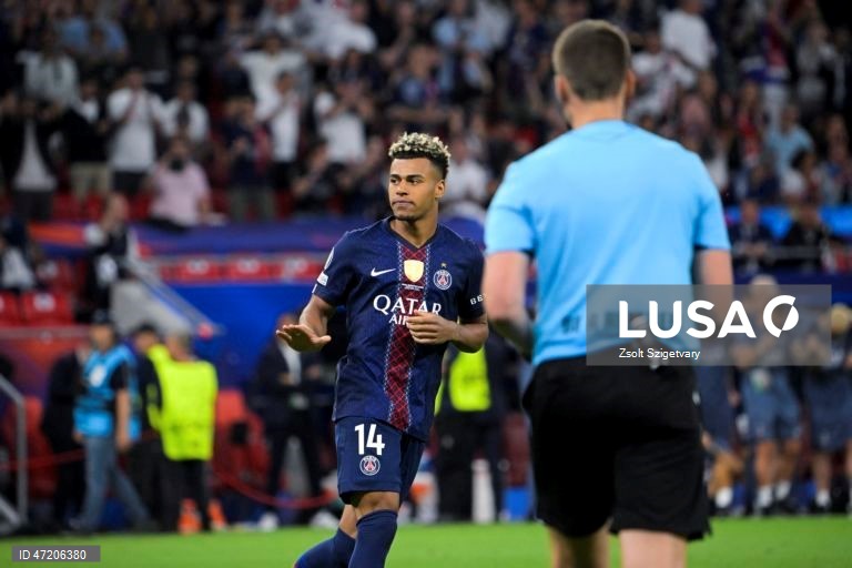 O Paris Saint-Germain conquistou a Liga dos Campeões de futebol pela segunda vez consecutiva, ao vencer na final o Arsenal, por 4-3 nos penáltis, após o empate 1-1 no tempo regulamentar e no prolongamento, em Budapeste.O alemão Kai Havertz, aos seis minutos, deu vantagem aos londrinos, Ousmane Dembélé empatou para os parisienses, aos 65, na conversão de uma grande penalidade, com a igualdade a perdurar nos 90 minutos e no prolongamento.Nas grandes penalidades, Eze e Gabriel não conseguiram...