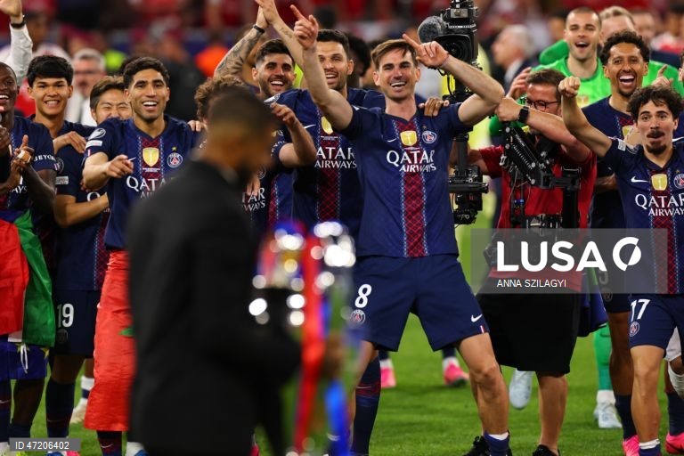 O Paris Saint-Germain conquistou a Liga dos Campeões de futebol pela segunda vez consecutiva, ao vencer na final o Arsenal, por 4-3 nos penáltis, após o empate 1-1 no tempo regulamentar e no prolongamento, em Budapeste.O alemão Kai Havertz, aos seis minutos, deu vantagem aos londrinos, Ousmane Dembélé empatou para os parisienses, aos 65, na conversão de uma grande penalidade, com a igualdade a perdurar nos 90 minutos e no prolongamento.Nas grandes penalidades, Eze e Gabriel não conseguiram...