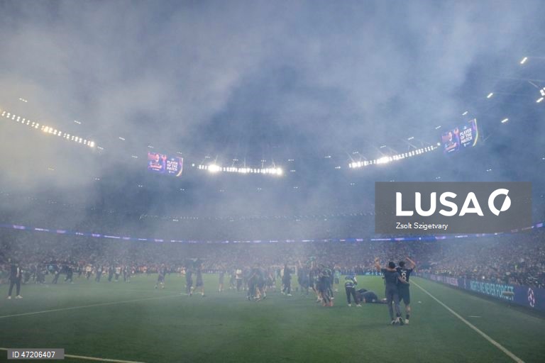 O Paris Saint-Germain conquistou a Liga dos Campeões de futebol pela segunda vez consecutiva, ao vencer na final o Arsenal, por 4-3 nos penáltis, após o empate 1-1 no tempo regulamentar e no prolongamento, em Budapeste.O alemão Kai Havertz, aos seis minutos, deu vantagem aos londrinos, Ousmane Dembélé empatou para os parisienses, aos 65, na conversão de uma grande penalidade, com a igualdade a perdurar nos 90 minutos e no prolongamento.Nas grandes penalidades, Eze e Gabriel não conseguiram...