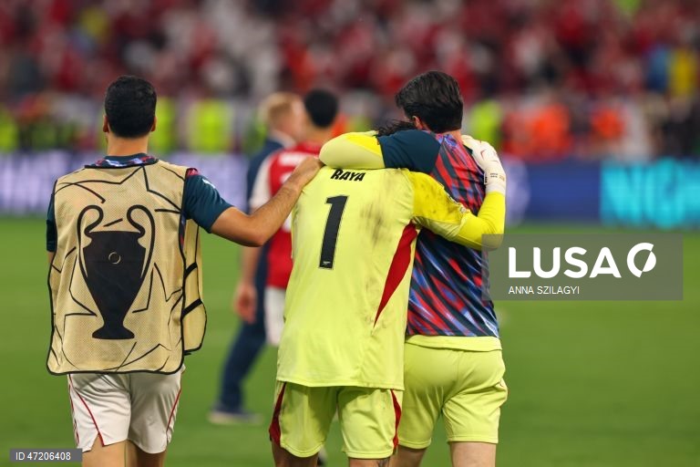O Paris Saint-Germain conquistou a Liga dos Campeões de futebol pela segunda vez consecutiva, ao vencer na final o Arsenal, por 4-3 nos penáltis, após o empate 1-1 no tempo regulamentar e no prolongamento, em Budapeste.O alemão Kai Havertz, aos seis minutos, deu vantagem aos londrinos, Ousmane Dembélé empatou para os parisienses, aos 65, na conversão de uma grande penalidade, com a igualdade a perdurar nos 90 minutos e no prolongamento.Nas grandes penalidades, Eze e Gabriel não conseguiram...