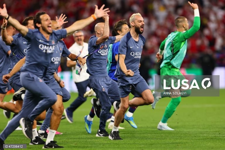 O Paris Saint-Germain conquistou a Liga dos Campeões de futebol pela segunda vez consecutiva, ao vencer na final o Arsenal, por 4-3 nos penáltis, após o empate 1-1 no tempo regulamentar e no prolongamento, em Budapeste.O alemão Kai Havertz, aos seis minutos, deu vantagem aos londrinos, Ousmane Dembélé empatou para os parisienses, aos 65, na conversão de uma grande penalidade, com a igualdade a perdurar nos 90 minutos e no prolongamento.Nas grandes penalidades, Eze e Gabriel não conseguiram...