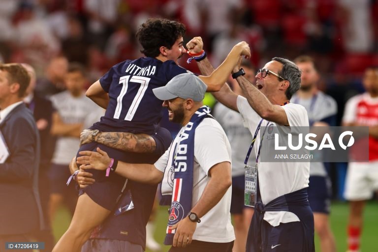 O Paris Saint-Germain conquistou a Liga dos Campeões de futebol pela segunda vez consecutiva, ao vencer na final o Arsenal, por 4-3 nos penáltis, após o empate 1-1 no tempo regulamentar e no prolongamento, em Budapeste.O alemão Kai Havertz, aos seis minutos, deu vantagem aos londrinos, Ousmane Dembélé empatou para os parisienses, aos 65, na conversão de uma grande penalidade, com a igualdade a perdurar nos 90 minutos e no prolongamento.Nas grandes penalidades, Eze e Gabriel não conseguiram...