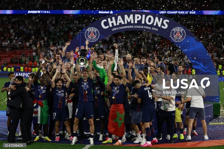 O Paris Saint-Germain conquistou a Liga dos Campeões de futebol pela segunda vez consecutiva, ao vencer na final o Arsenal, por 4-3 nos penáltis, após o empate 1-1 no tempo regulamentar e no prolongamento, em Budapeste.O alemão Kai Havertz, aos seis minutos, deu vantagem aos londrinos, Ousmane Dembélé empatou para os parisienses, aos 65, na conversão de uma grande penalidade, com a igualdade a perdurar nos 90 minutos e no prolongamento.Nas grandes penalidades, Eze e Gabriel não conseguiram...
