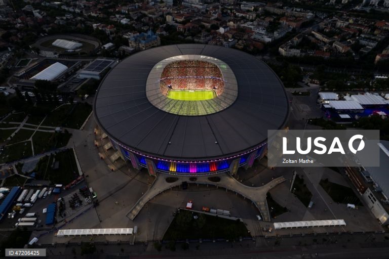 O Paris Saint-Germain conquistou a Liga dos Campeões de futebol pela segunda vez consecutiva, ao vencer na final o Arsenal, por 4-3 nos penáltis, após o empate 1-1 no tempo regulamentar e no prolongamento, em Budapeste.O alemão Kai Havertz, aos seis minutos, deu vantagem aos londrinos, Ousmane Dembélé empatou para os parisienses, aos 65, na conversão de uma grande penalidade, com a igualdade a perdurar nos 90 minutos e no prolongamento.Nas grandes penalidades, Eze e Gabriel não conseguiram...