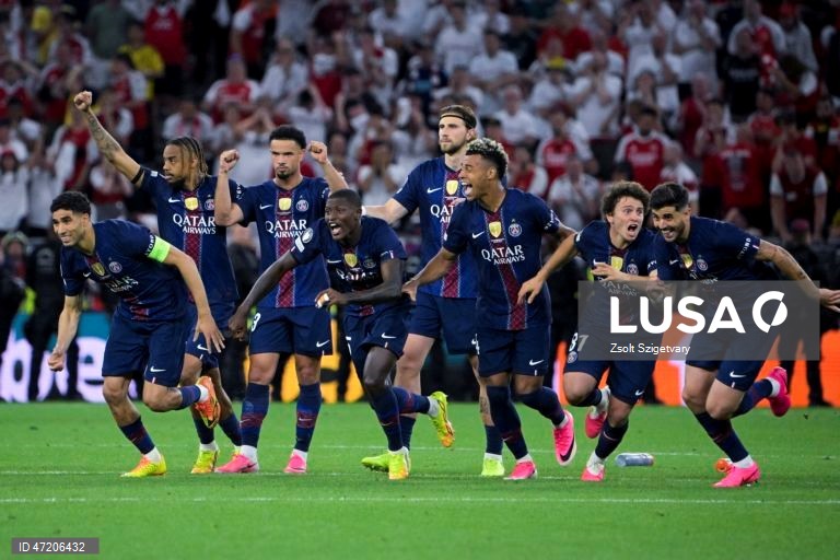 O Paris Saint-Germain conquistou a Liga dos Campeões de futebol pela segunda vez consecutiva, ao vencer na final o Arsenal, por 4-3 nos penáltis, após o empate 1-1 no tempo regulamentar e no prolongamento, em Budapeste.O alemão Kai Havertz, aos seis minutos, deu vantagem aos londrinos, Ousmane Dembélé empatou para os parisienses, aos 65, na conversão de uma grande penalidade, com a igualdade a perdurar nos 90 minutos e no prolongamento.Nas grandes penalidades, Eze e Gabriel não conseguiram...