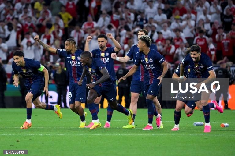 O Paris Saint-Germain conquistou a Liga dos Campeões de futebol pela segunda vez consecutiva, ao vencer na final o Arsenal, por 4-3 nos penáltis, após o empate 1-1 no tempo regulamentar e no prolongamento, em Budapeste.O alemão Kai Havertz, aos seis minutos, deu vantagem aos londrinos, Ousmane Dembélé empatou para os parisienses, aos 65, na conversão de uma grande penalidade, com a igualdade a perdurar nos 90 minutos e no prolongamento.Nas grandes penalidades, Eze e Gabriel não conseguiram...