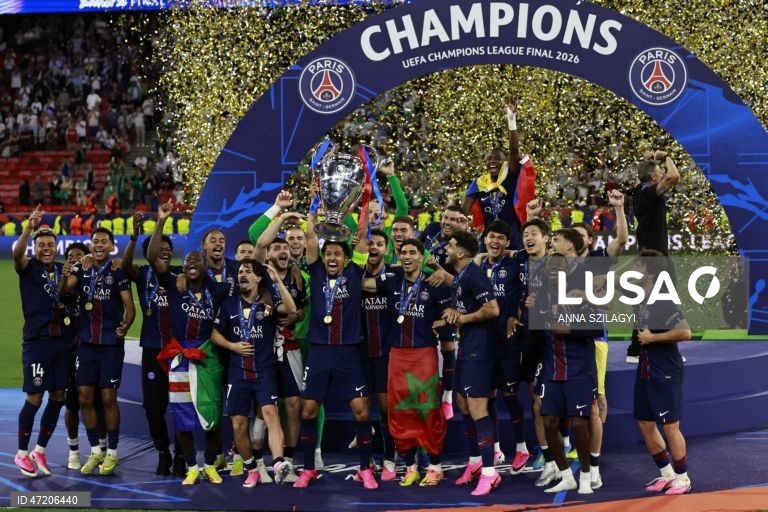O Paris Saint-Germain conquistou a Liga dos Campeões de futebol pela segunda vez consecutiva, ao vencer na final o Arsenal, por 4-3 nos penáltis, após o empate 1-1 no tempo regulamentar e no prolongamento, em Budapeste.O alemão Kai Havertz, aos seis minutos, deu vantagem aos londrinos, Ousmane Dembélé empatou para os parisienses, aos 65, na conversão de uma grande penalidade, com a igualdade a perdurar nos 90 minutos e no prolongamento.Nas grandes penalidades, Eze e Gabriel não conseguiram...