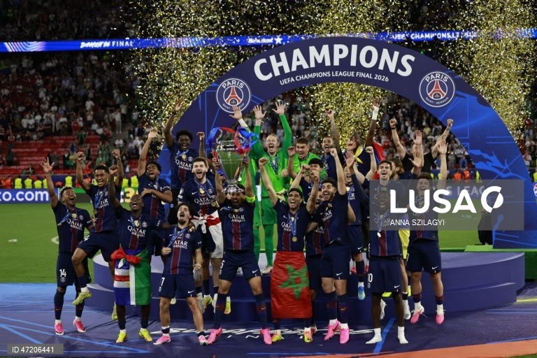 O Paris Saint-Germain conquistou a Liga dos Campeões de futebol pela segunda vez consecutiva, ao vencer na final o Arsenal, por 4-3 nos penáltis, após o empate 1-1 no tempo regulamentar e no prolongamento, em Budapeste.O alemão Kai Havertz, aos seis minutos, deu vantagem aos londrinos, Ousmane Dembélé empatou para os parisienses, aos 65, na conversão de uma grande penalidade, com a igualdade a perdurar nos 90 minutos e no prolongamento.Nas grandes penalidades, Eze e Gabriel não conseguiram...