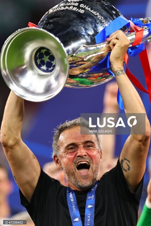 O Paris Saint-Germain conquistou a Liga dos Campeões de futebol pela segunda vez consecutiva, ao vencer na final o Arsenal, por 4-3 nos penáltis, após o empate 1-1 no tempo regulamentar e no prolongamento, em Budapeste.O alemão Kai Havertz, aos seis minutos, deu vantagem aos londrinos, Ousmane Dembélé empatou para os parisienses, aos 65, na conversão de uma grande penalidade, com a igualdade a perdurar nos 90 minutos e no prolongamento.Nas grandes penalidades, Eze e Gabriel não conseguiram...