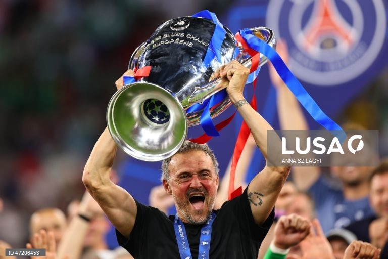 O Paris Saint-Germain conquistou a Liga dos Campeões de futebol pela segunda vez consecutiva, ao vencer na final o Arsenal, por 4-3 nos penáltis, após o empate 1-1 no tempo regulamentar e no prolongamento, em Budapeste.O alemão Kai Havertz, aos seis minutos, deu vantagem aos londrinos, Ousmane Dembélé empatou para os parisienses, aos 65, na conversão de uma grande penalidade, com a igualdade a perdurar nos 90 minutos e no prolongamento.Nas grandes penalidades, Eze e Gabriel não conseguiram...