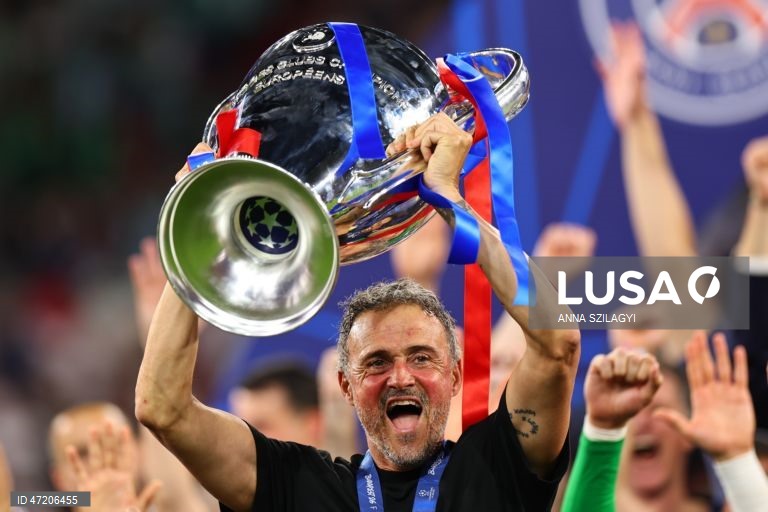 O Paris Saint-Germain conquistou a Liga dos Campeões de futebol pela segunda vez consecutiva, ao vencer na final o Arsenal, por 4-3 nos penáltis, após o empate 1-1 no tempo regulamentar e no prolongamento, em Budapeste.O alemão Kai Havertz, aos seis minutos, deu vantagem aos londrinos, Ousmane Dembélé empatou para os parisienses, aos 65, na conversão de uma grande penalidade, com a igualdade a perdurar nos 90 minutos e no prolongamento.Nas grandes penalidades, Eze e Gabriel não conseguiram...
