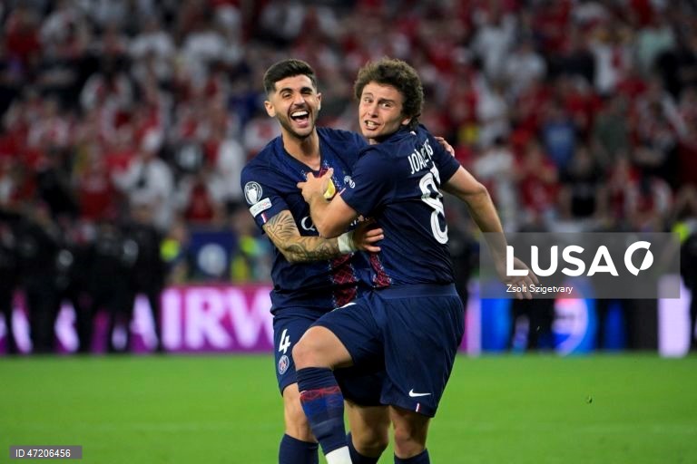 O Paris Saint-Germain conquistou a Liga dos Campeões de futebol pela segunda vez consecutiva, ao vencer na final o Arsenal, por 4-3 nos penáltis, após o empate 1-1 no tempo regulamentar e no prolongamento, em Budapeste.O alemão Kai Havertz, aos seis minutos, deu vantagem aos londrinos, Ousmane Dembélé empatou para os parisienses, aos 65, na conversão de uma grande penalidade, com a igualdade a perdurar nos 90 minutos e no prolongamento.Nas grandes penalidades, Eze e Gabriel não conseguiram...