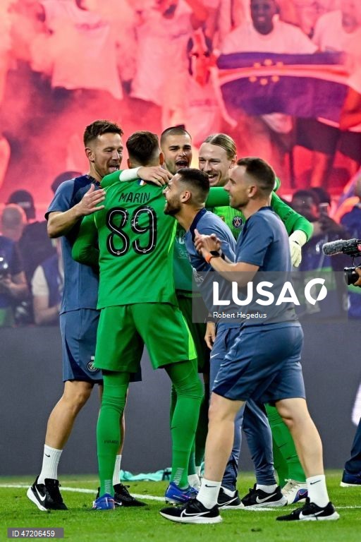 O Paris Saint-Germain conquistou a Liga dos Campeões de futebol pela segunda vez consecutiva, ao vencer na final o Arsenal, por 4-3 nos penáltis, após o empate 1-1 no tempo regulamentar e no prolongamento, em Budapeste.O alemão Kai Havertz, aos seis minutos, deu vantagem aos londrinos, Ousmane Dembélé empatou para os parisienses, aos 65, na conversão de uma grande penalidade, com a igualdade a perdurar nos 90 minutos e no prolongamento.Nas grandes penalidades, Eze e Gabriel não conseguiram...