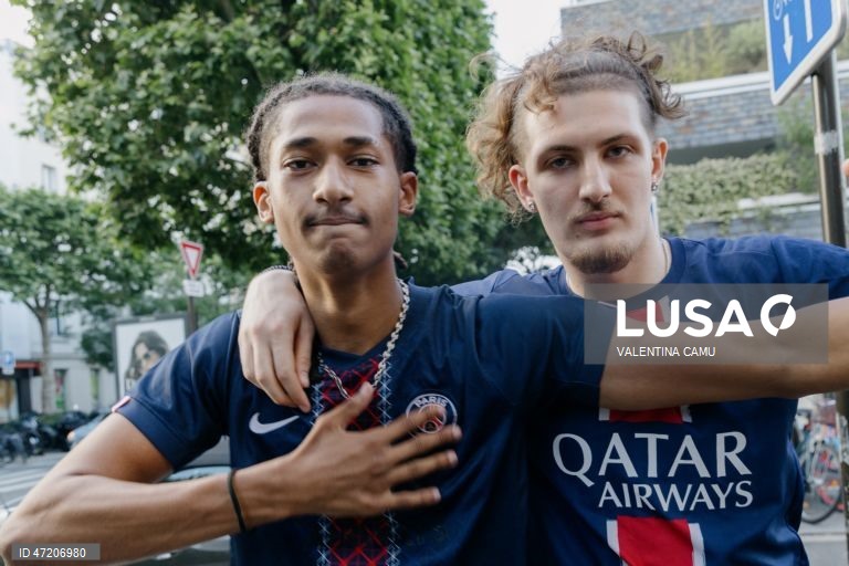 França: Jogadores e adeptos do PSG comemoram a conquista do título da Liga dos Campeões da UEFA, em Paris