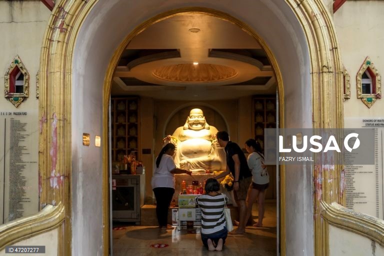 Os budistas celebram o Dia de Vesak para assinalar a data do nascimento, da iluminação e do falecimento de Gautama Buda (Siddhartha Gautama). 