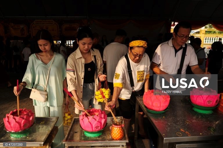 Os budistas celebram o Dia de Vesak para assinalar a data do nascimento, da iluminação e do falecimento de Gautama Buda (Siddhartha Gautama). 