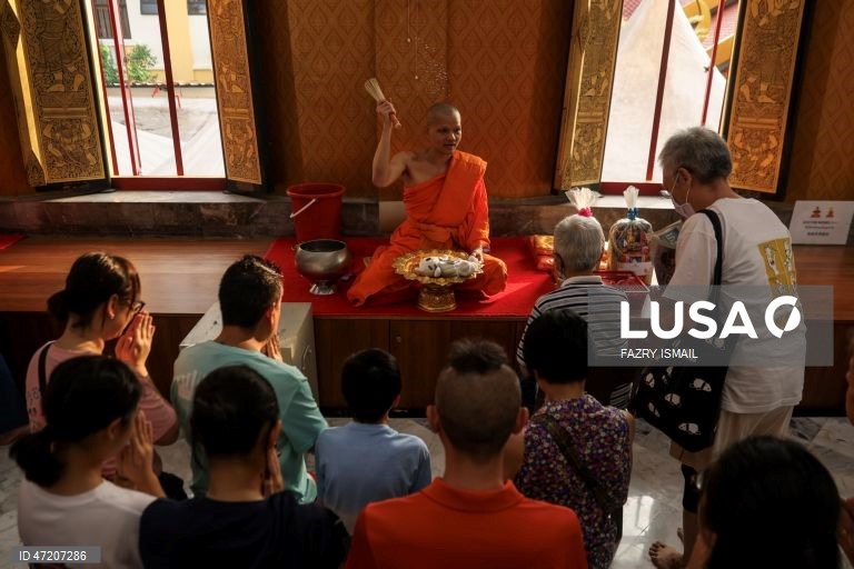 Os budistas celebram o Dia de Vesak para assinalar a data do nascimento, da iluminação e do falecimento de Gautama Buda (Siddhartha Gautama). 